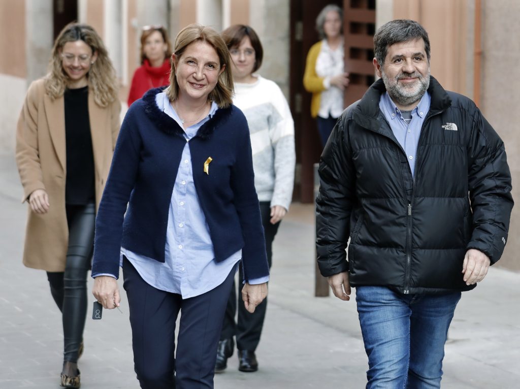 Jordi Sánchez amb Teresa Villoro sortint de Canpedró el passat mes de febrer